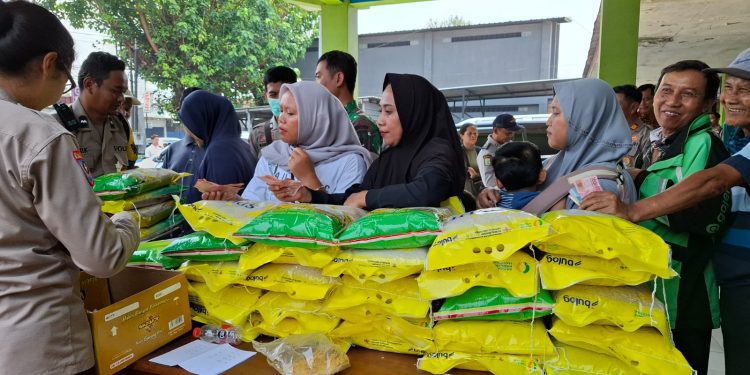Masyarakat mengantre membeli beras murah di Kecamatan Pakisaji, Kabupaten Malang, beberapa waktu lalu. Foto: Aisyah Nawangsari Putri