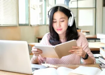 Ilustrasi Orang Mendengarkan Musik saat Belajar dan Bekerja. (Foto: Pinterest/ @Dj Rama)