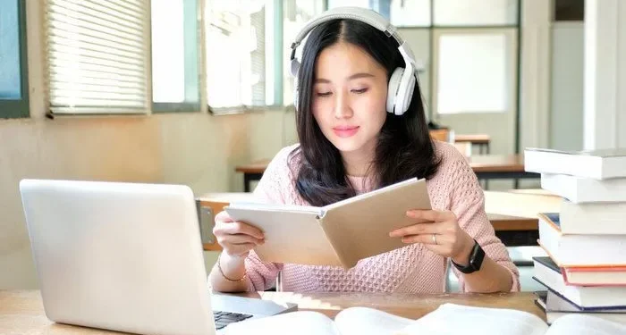 Ilustrasi Orang Mendengarkan Musik saat Belajar dan Bekerja. (Foto: Pinterest/ @Dj Rama)