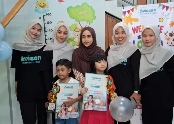 Foto bersama guru Avisena Montessori School dengan juara 1 dan 3 lomba mewarnai. Foto: Aisyah Nawangsari Putri