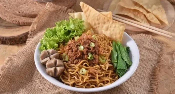 Rekomendasi mie yamin Malang yang wajib masuk dalam list kulineran karena menawarkan cita rasa gurih, manis, dan pedas. /Foto: Pinterest/Naufal.