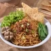 Rekomendasi mie yamin Malang yang wajib masuk dalam list kulineran karena menawarkan cita rasa gurih, manis, dan pedas. /Foto: Pinterest/Naufal.
