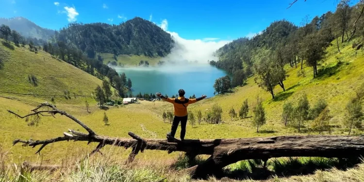 Keindahan Ranu Kumbolo di Gunung Semeru. (Foto: Instagram/ @khaerudinm)
