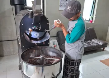 Serunya Menikmati Es Cokelat Sambil Menyaksikan Proses Pengolahan Kakao di Kedai Seduh Kakao