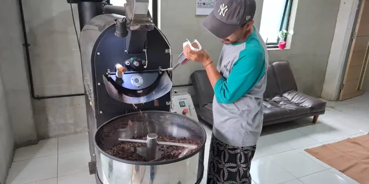 Proses roasting biji kakao di pabrik Finestco. Foto: Aisyah Nawangsari Putri