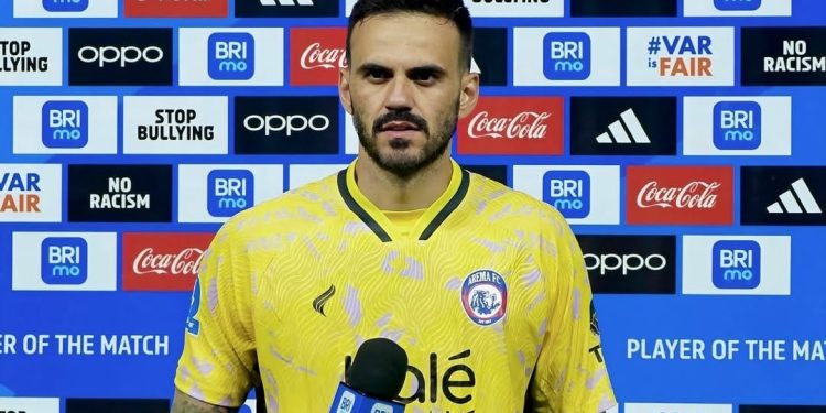 Kiper andalan Arema FC, Lucas Frigeri pamit tinggalkan tim dan kirim pesan perpisahan yang mendalam. /Foto: Instagram @lucasfrigeri01.
