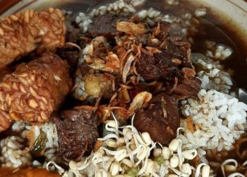 Tempat makan rawon legendaris Malang yang wajib masuk daftar kunjungan saat menikmati momen long weekend. /Foto: Pinterest.