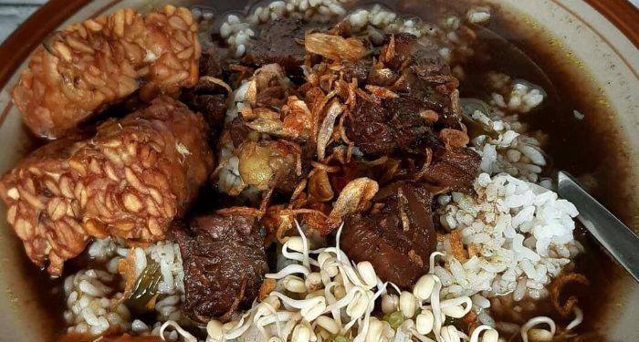 Tempat makan rawon legendaris Malang yang wajib masuk daftar kunjungan saat menikmati momen long weekend. /Foto: Pinterest.