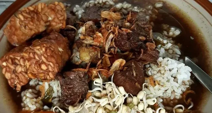 Tempat makan rawon legendaris Malang yang wajib masuk daftar kunjungan saat menikmati momen long weekend. /Foto: Pinterest.