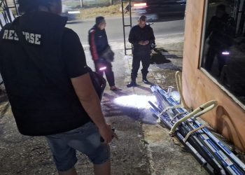 Petugas mengamankan barang bukti diduga hasil pencurian pelaku penusukan satpam perumahan. (Foto/dok. Humas Polresta Malang Kota)
