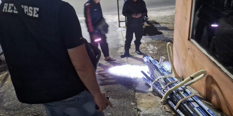 Petugas mengamankan barang bukti diduga hasil pencurian pelaku penusukan satpam perumahan. (Foto/dok. Humas Polresta Malang Kota)