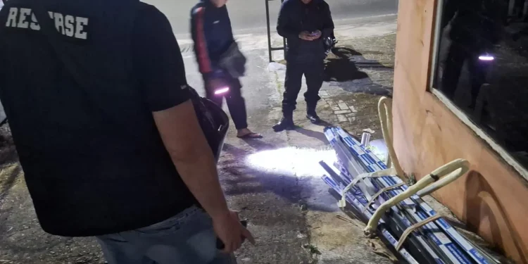 Petugas mengamankan barang bukti diduga hasil pencurian pelaku penusukan satpam perumahan. (Foto/dok. Humas Polresta Malang Kota)