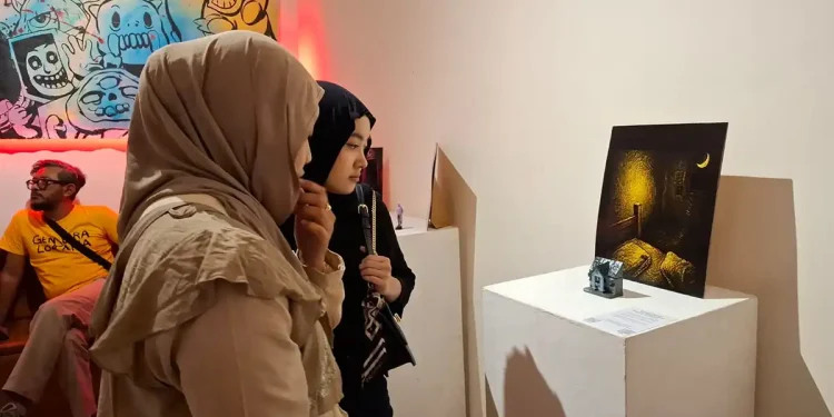 Pengunjung saat melihat art toys yang mengisahkan kisah dan hantu lokal Malang di Pameran Pop Angker. Foto: Azmy