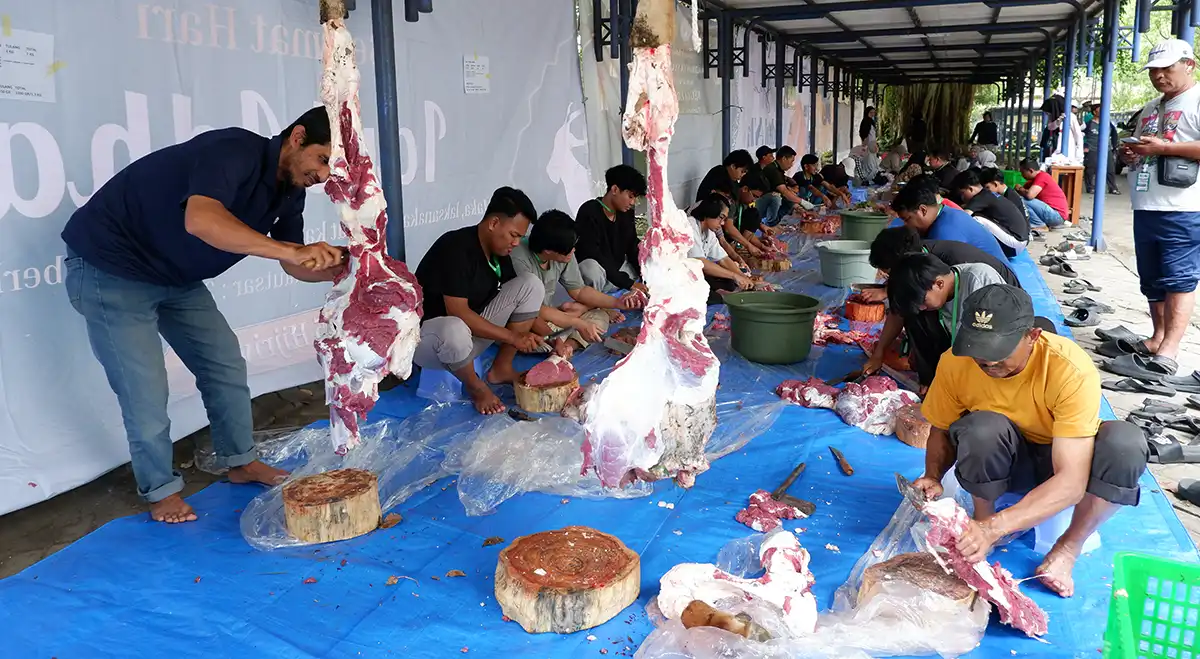 Memotong daging kurban