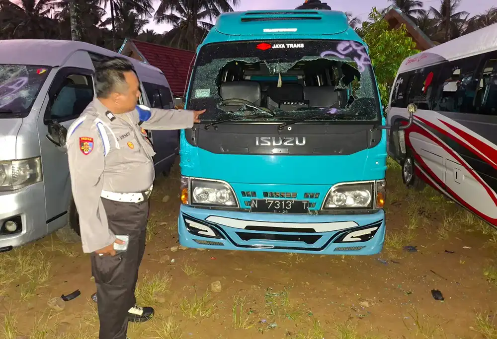 Kaca mobil pecah
