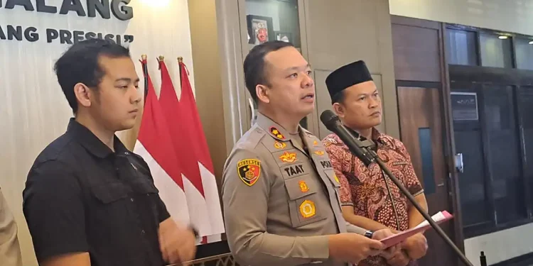Kapolres Malang, AKBP Muhammad Taat Resdi saat memberikan keterangan pada media. Foto: Aisyah Nawangsari Putri