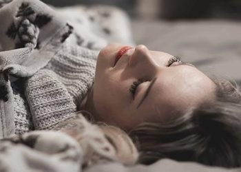Manfaat tidur tanpa bantal