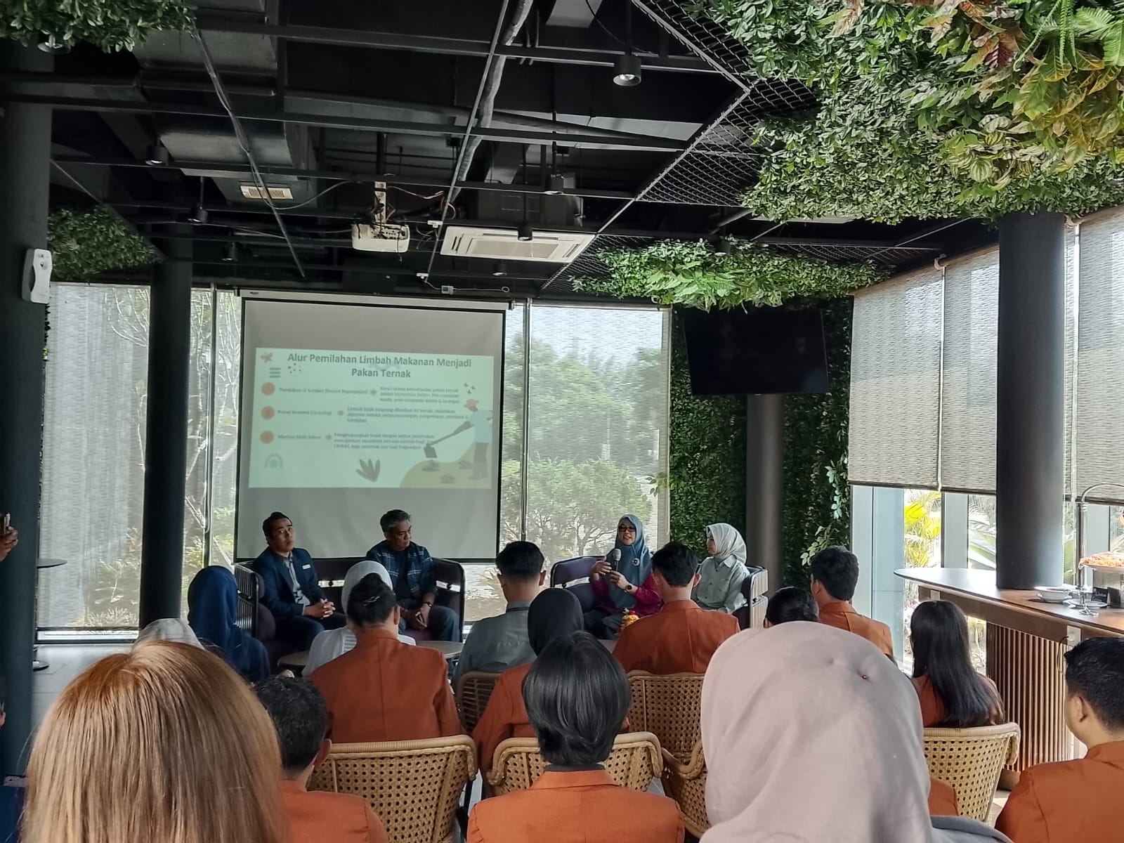 Wakil Rektor II Unikama, Irma Tyasari, SE, S.Pd, MM, Ak, CA, CPA, CRA, Ph.D memaparkan materi soal ekonomi sirkuler dalam mengolah limbah sampah makanan. (Foto/M Sholeh)