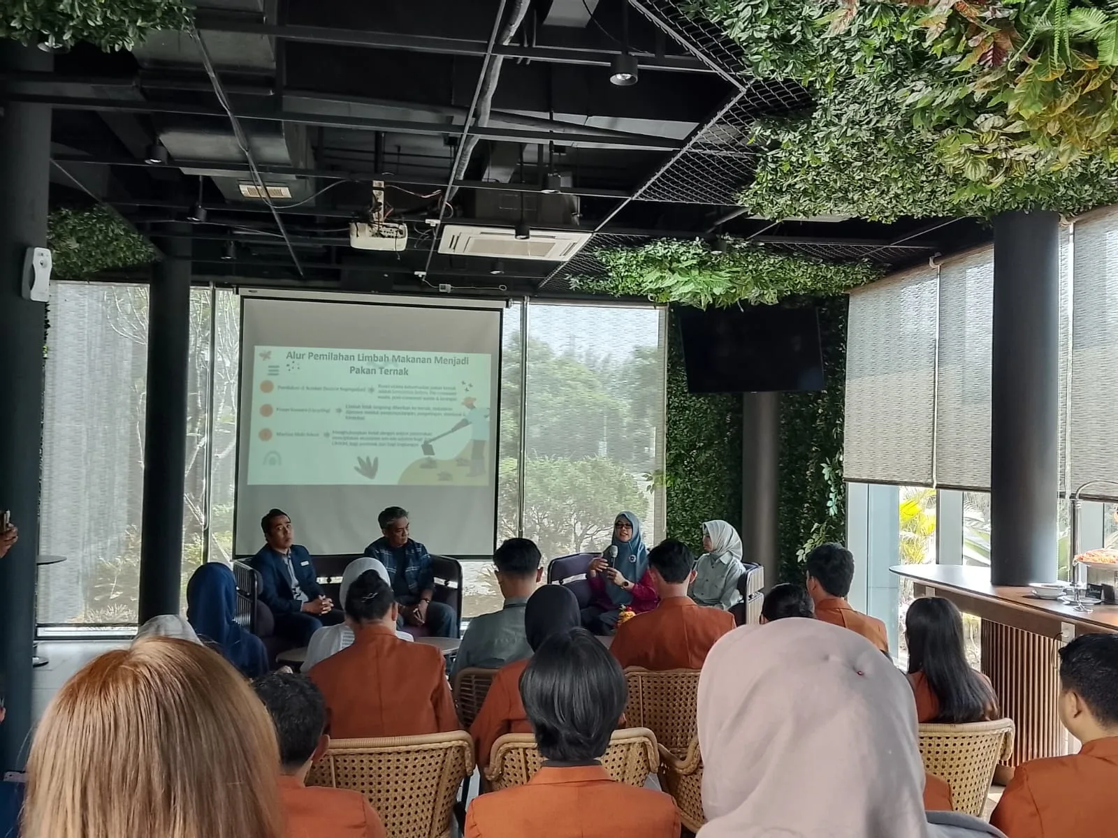 Wakil Rektor II Unikama, Irma Tyasari, SE, S.Pd, MM, Ak, CA, CPA, CRA, Ph.D memaparkan materi soal ekonomi sirkuler dalam mengolah limbah sampah makanan. (Foto/M Sholeh)
