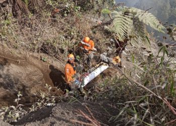 Proses evakuasi pendaki Gunung Semeru dengan menggunakan metode slope rescue. Foto: SAR Surabaya