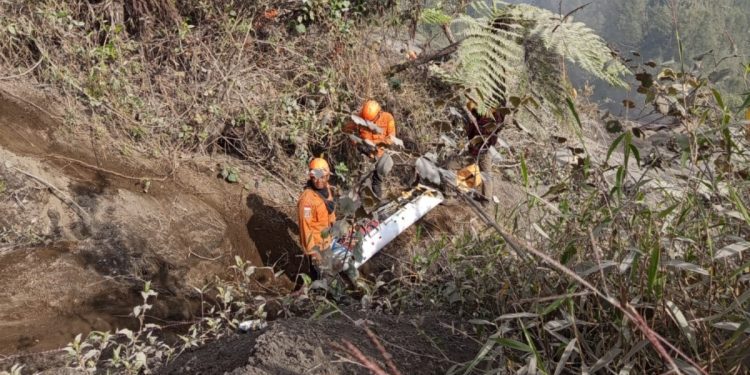 Proses evakuasi pendaki Gunung Semeru dengan menggunakan metode slope rescue. Foto: SAR Surabaya