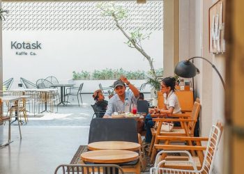 Suasana Kotäsk Kaffe Co. di sore hari. (Foto: Instagram/ @kotask.kaffe)