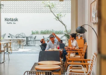 Suasana Kotäsk Kaffe Co. di sore hari. (Foto: Instagram/ @kotask.kaffe)