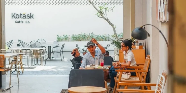 Suasana Kotäsk Kaffe Co. di sore hari. (Foto: Instagram/ @kotask.kaffe)