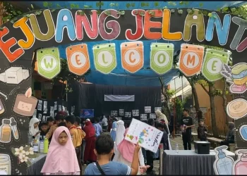 Siswa SDIT Insan Permata Malang kembangkan produk sabun dan lilin dalam acara gelar karya bertajuk Pejuang Jelantah. /Foto: Dok. SDIT Insan Permata.