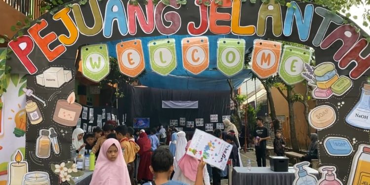 Siswa SDIT Insan Permata Malang kembangkan produk sabun dan lilin dalam acara gelar karya bertajuk Pejuang Jelantah. /Foto: Dok. SDIT Insan Permata.