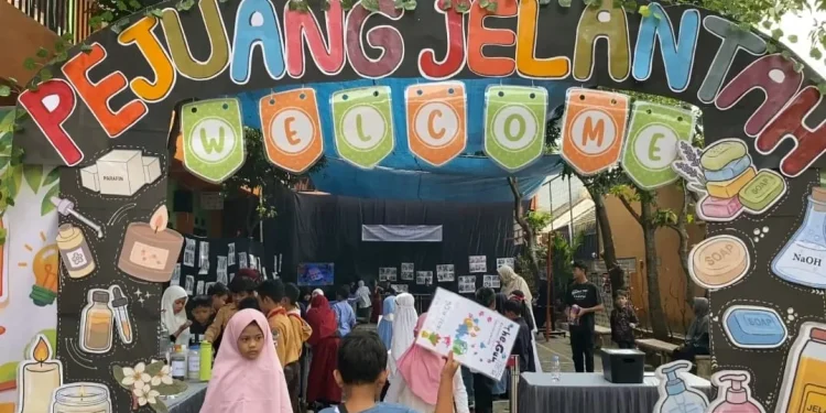 Siswa SDIT Insan Permata Malang kembangkan produk sabun dan lilin dalam acara gelar karya bertajuk Pejuang Jelantah. /Foto: Dok. SDIT Insan Permata.