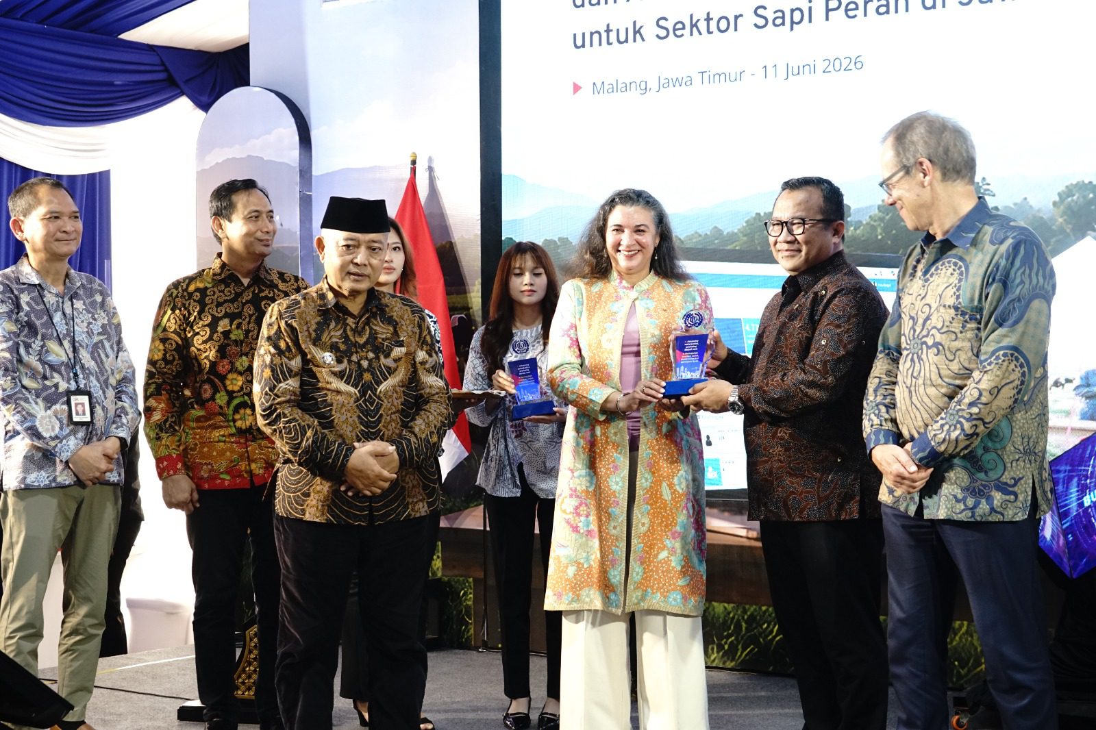 Bupati Malang, Sanusi (mengenakan peci) menghadiri peluncuran sistem ERP sapi perah. Foto: Pemkab Malang