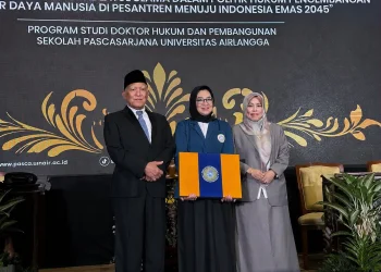 Rektor UIN Malang Prof Ilfi Nur Diana (kanan) saat menghadiri ujian doktor terbuka pengasuh Tebuireng di UNAIR. Foto/dok UIN Malang