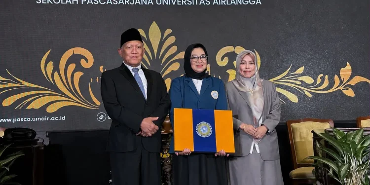 Rektor UIN Malang Prof Ilfi Nur Diana (kanan) saat menghadiri ujian doktor terbuka pengasuh Tebuireng di UNAIR. Foto/dok UIN Malang