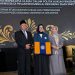 Rektor UIN Malang Prof Ilfi Nur Diana (kanan) saat menghadiri ujian doktor terbuka pengasuh Tebuireng di UNAIR. Foto/dok UIN Malang