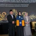 Rektor UIN Malang Prof Ilfi Nur Diana (kanan) saat menghadiri ujian doktor terbuka pengasuh Tebuireng di UNAIR. Foto/dok UIN Malang