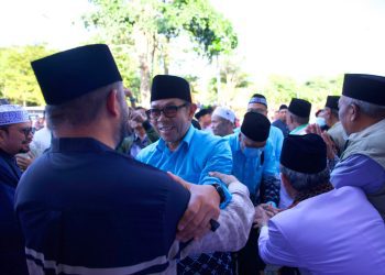 Wali Kota Batu Nurochman saat berbincang dengan Wawali Heli Suyanto usai pulang haji. Foto: Dok.