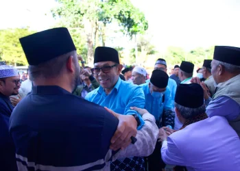 Wali Kota Batu Nurochman saat berbincang dengan Wawali Heli Suyanto usai pulang haji. Foto: Dok.