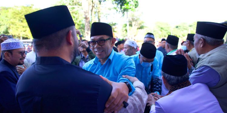 Wali Kota Batu Nurochman saat berbincang dengan Wawali Heli Suyanto usai pulang haji. Foto: Dok.