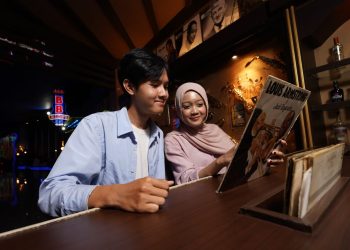 Aktivitas memutar vinyl wajib jadi itinerary wisatamu di Museum Musik Dunia Jatim Park 3. Foto: Dok
