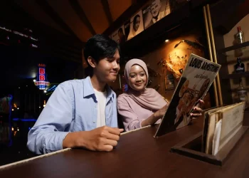 Aktivitas memutar vinyl wajib jadi itinerary wisatamu di Museum Musik Dunia Jatim Park 3. Foto: Dok