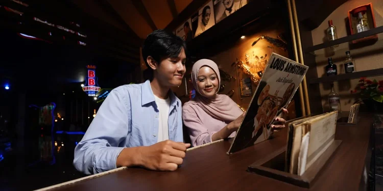 Aktivitas memutar vinyl wajib jadi itinerary wisatamu di Museum Musik Dunia Jatim Park 3. Foto: Dok