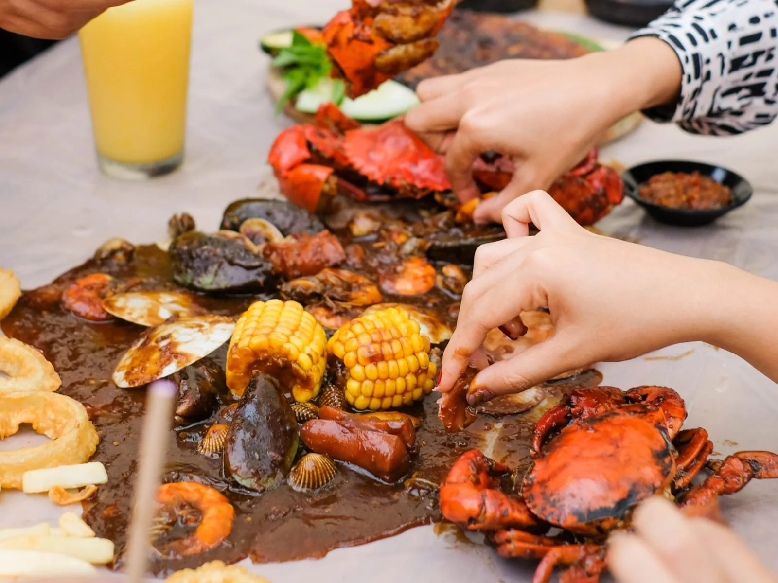 Suasana makan seafood rame-rame di Uniccrab. Foto: Dok