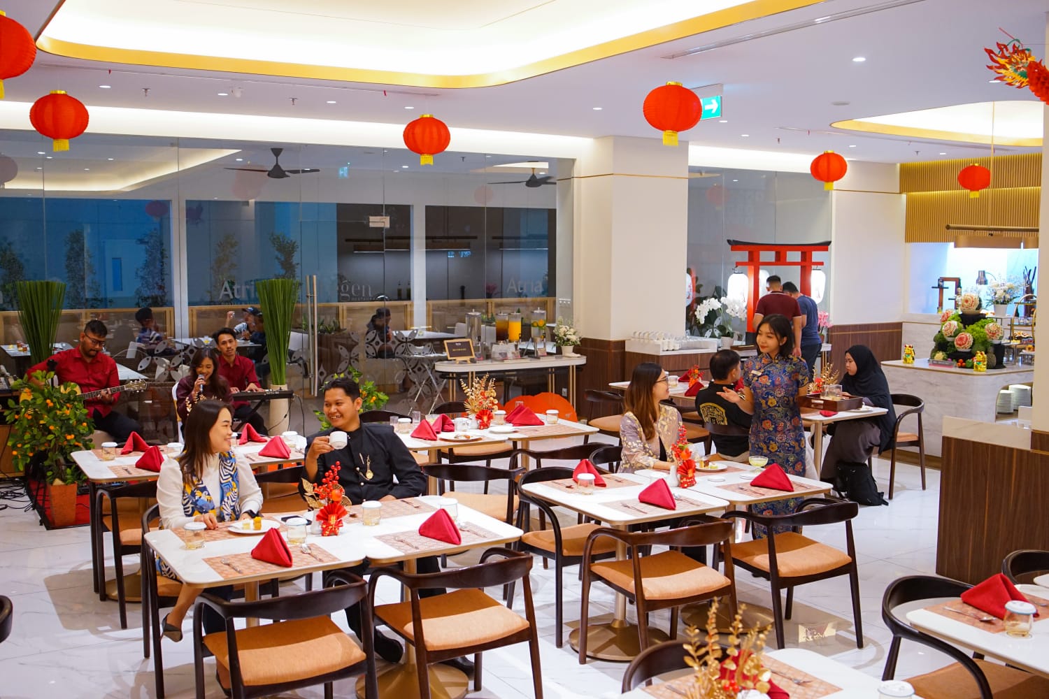 Momen makan malam Taste of Asia terasa semakin berkesan dengan ambience yang nyaman. Foto/dok