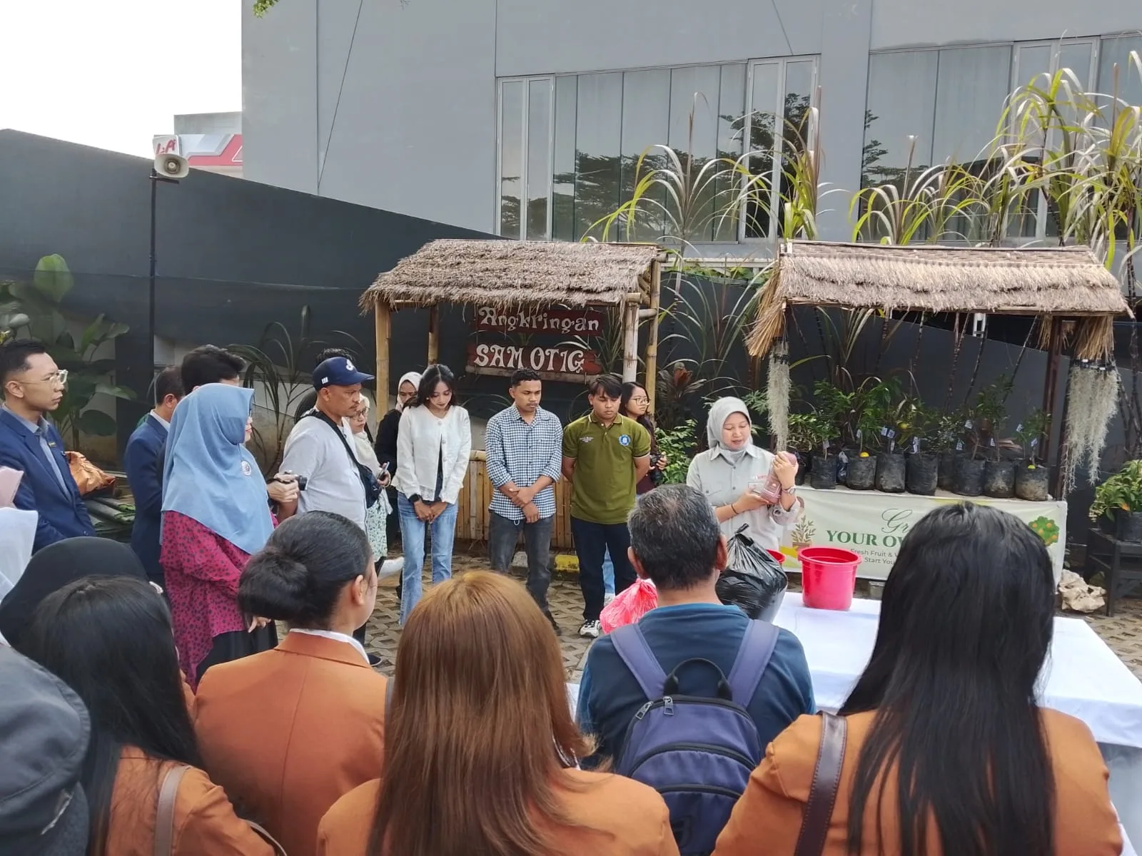 Dosen Fakultas Peternakan Unikama, Dr. Ir. Tri Ida Wahyu Kustyorini S.Pt., MP., IPM., ASEAN Eng., memberikan edukasi pengolahan limbah makanan. (Foto/M Sholeh)