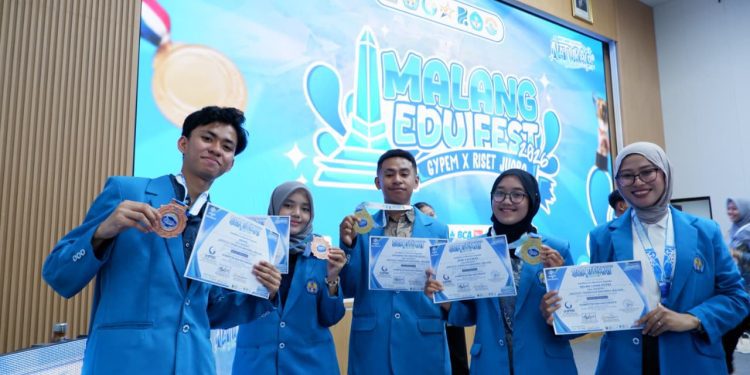 Mahasiswa ITN Malang pemenang esai. Foto/dok. ITN Malang