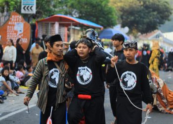 Ilustrasi Tradisi Ngarak Banteng 1 Suro Mpu Supo di Kota Batu. Foto: Dok