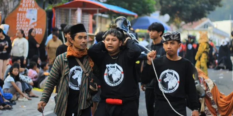 Ilustrasi Tradisi Ngarak Banteng 1 Suro Mpu Supo di Kota Batu. Foto: Dok
