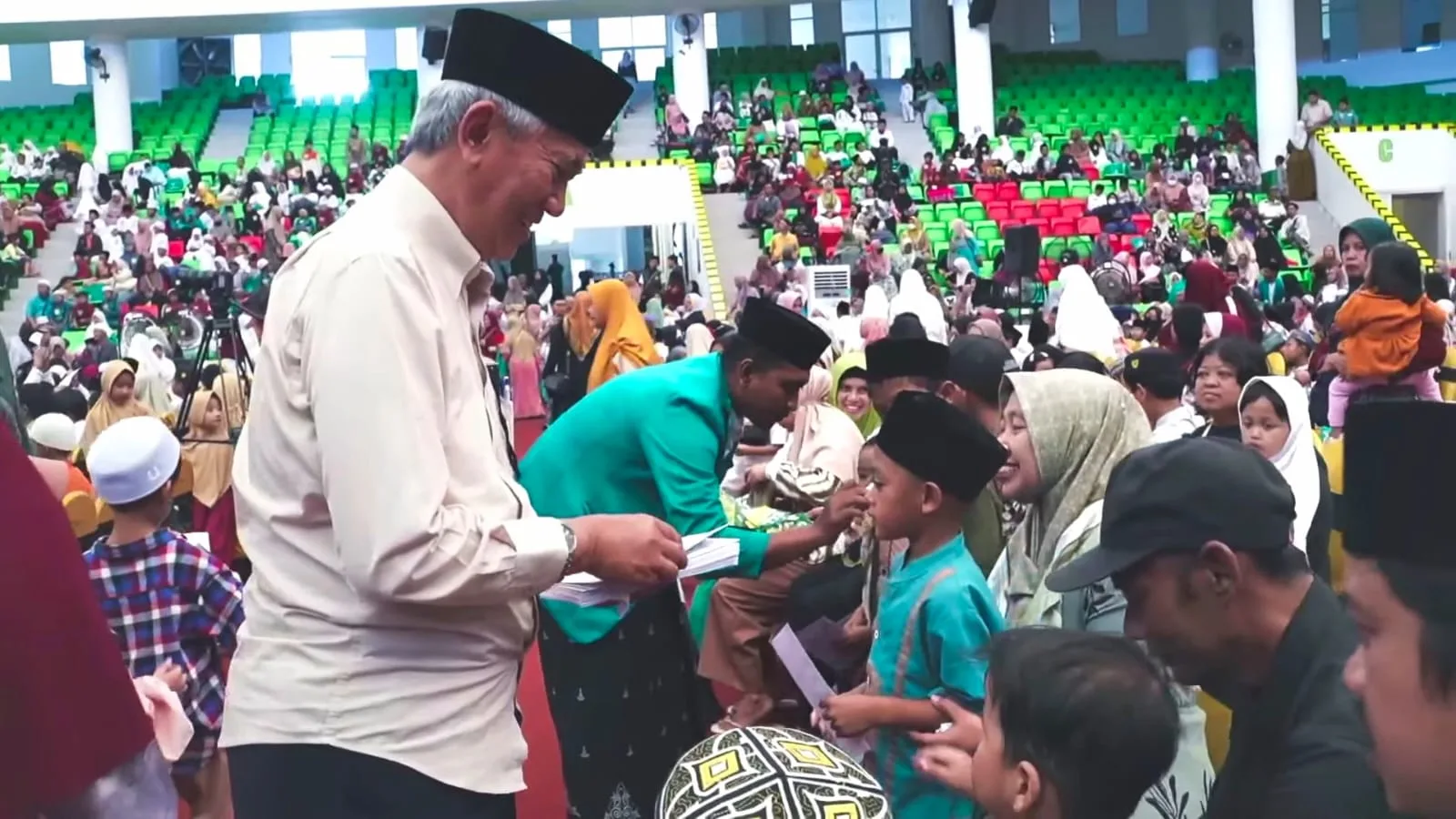 Pemberian santuanan Unisma kepada ribuan ribuan anak yatim dan dhuafa. Foto: Azmy