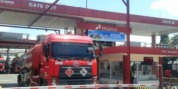 Ilustrasi kenaikan harga Pertamax, armada tangki BBM di Depo Pertamina Malang (M Sholeh)